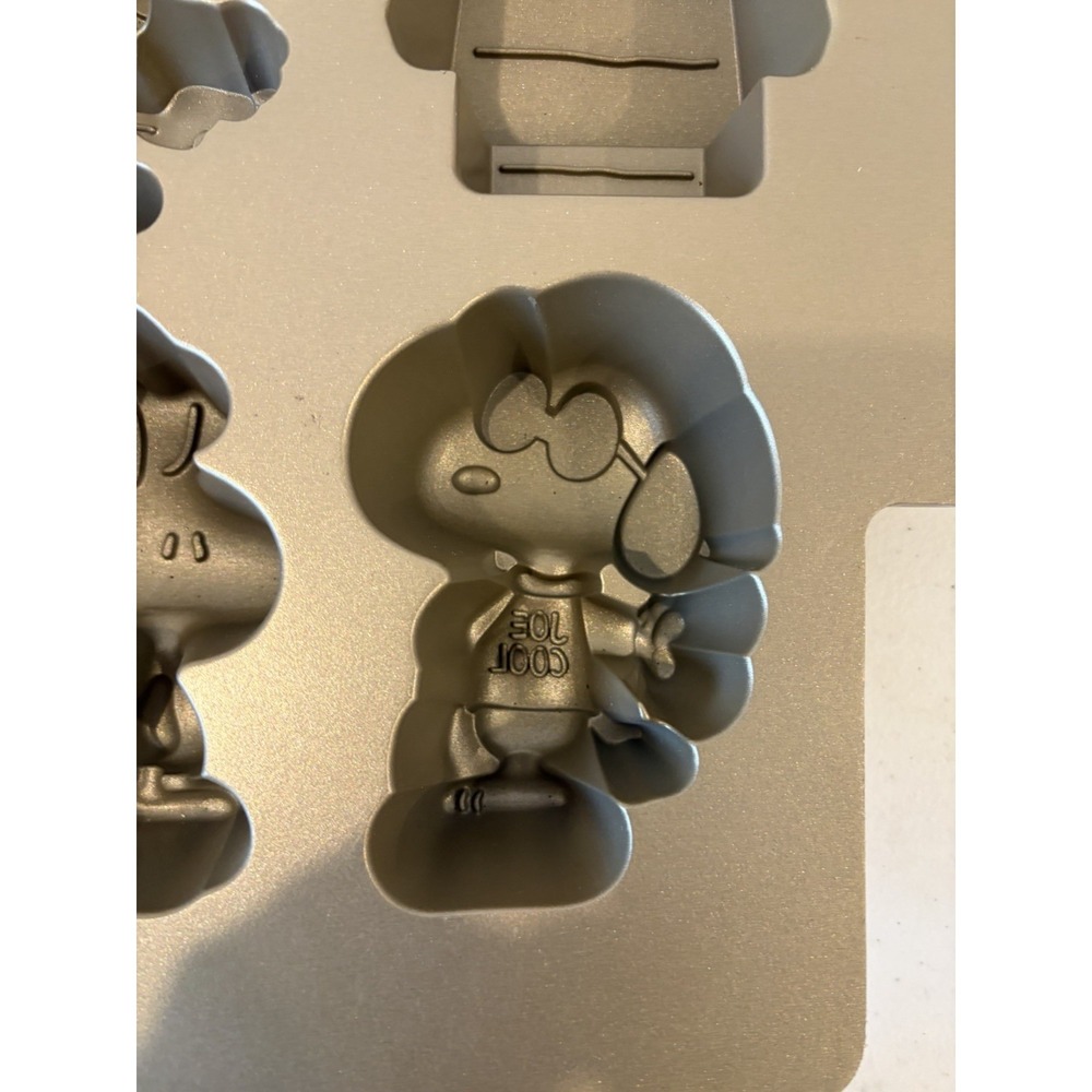 Williams And Sonoma Peanuts Snoopy Cast Aluminum Cakelet Pan New - Picture 2 of 10
